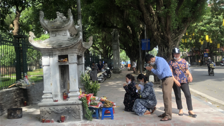Hà Nội: Hàng trăm sĩ tử đến Văn Miếu vái vọng cầu may trước kỳ thi tốt nghiệp THPT (4/7/2021)