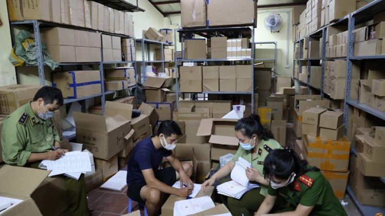 Hà Nội: Bắt kho chứa gần 12.000 sản phẩm nước hoa, mỹ phẩm không rõ xuất xứ (2/7/2021)