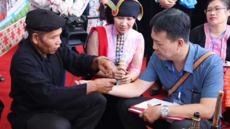 Người Thái Tây Bắc gửi gắm ước mong sức khỏe, bình an qua tục buộc chỉ cổ tay (13/7/2021)
