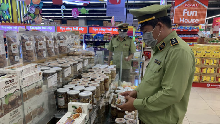 QLTT: Tăng cường kiểm soát thị trường, chống đầu cơ, găm hàng, tăng giá trong vùng dịch (16/7/2021)