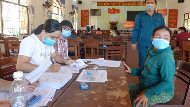 Bình Định: Chuyển tiền hỗ trợ đến giúp người lao động nghèo vượt qua khó khăn (21/07/2021)