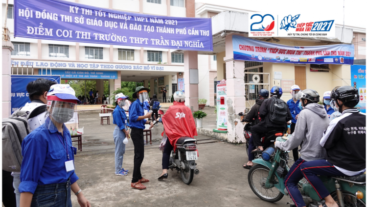 Thanh niên tình nguyện hỗ trợ học sinh thi tốt nghiệp THPT (7/7/2021)