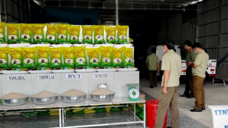 Sóc Trăng: phát hiện hơn 7 tấn gạo nghi giả nhãn hiệu gạo ngon nhất thế giới (8/7/2021)