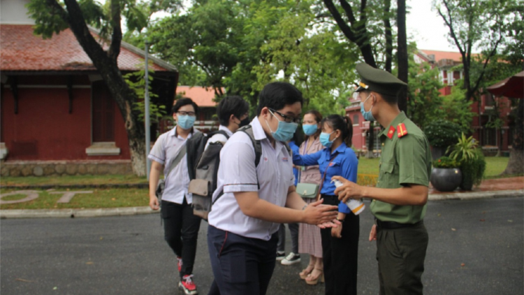 Thi tốt nghiệp THPT 2021: Các thí sinh miền Trung bước vào môn thi đầu tiên (7/7/2021)