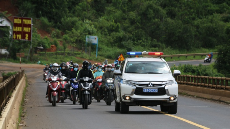 Các địa phương đang giãn cách xã hội cần triển khai các gói hỗ trợ cấp bách như thế nào để giữ chân người lao động? (4/8/2021)