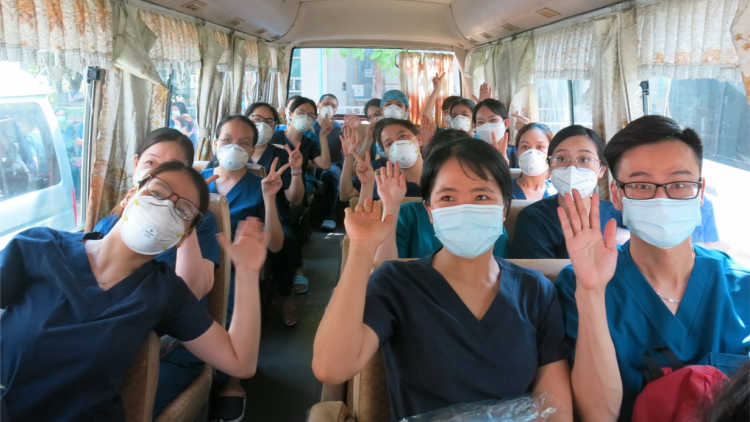 Hàng trăm bác sĩ miền Trung vào Nam hỗ trợ chống dịch (27/08/2021)