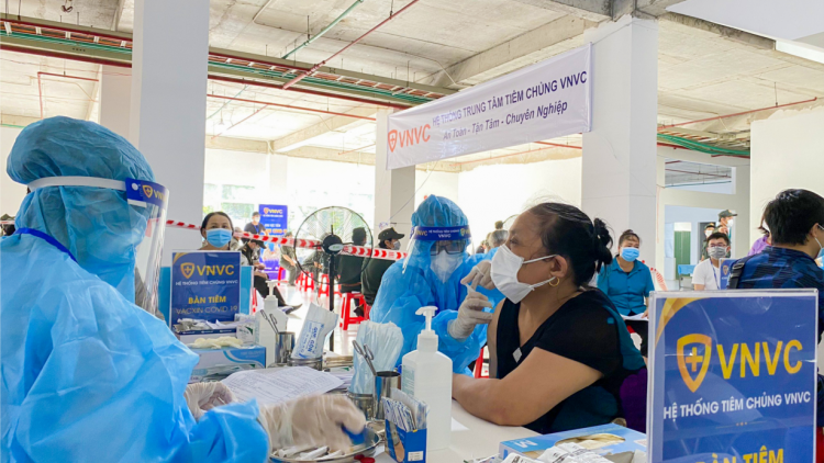 300 y bác sỹ VNVC tham gia chiến dịch tiêm chủng thần tốc của Bình Dương!