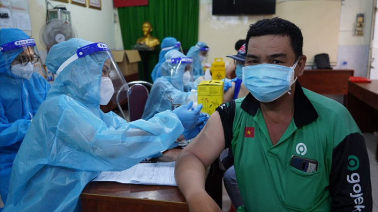 Hà Nội: Nhiều shipper được tiêm vaccine phòng Covid-19 (08/08/2021)