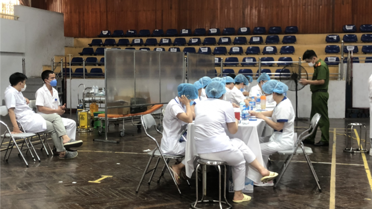 Hà Nội triển khai mô hình “bệnh viện dã chiến” tiêm chủng vắc xin Covid 19 cho người dân (03/08/2021)