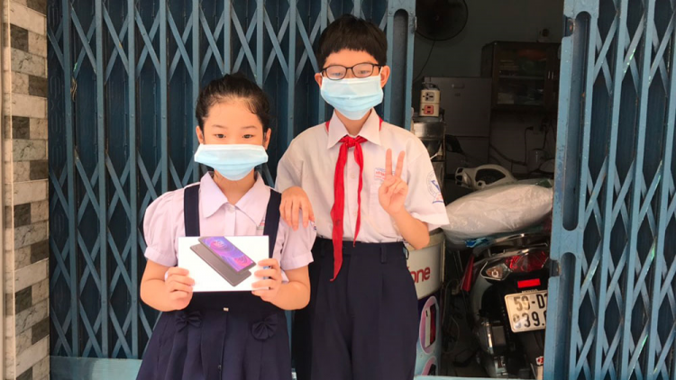 Food Banks Vietnam Hỗ trợ máy tính bảng cho học sinh nghèo (24/9/2021)