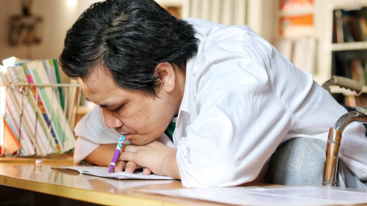 Thầy giáo viết chữ bằng miệng và câu chuyện vượt lên số phận (23/9/2021)