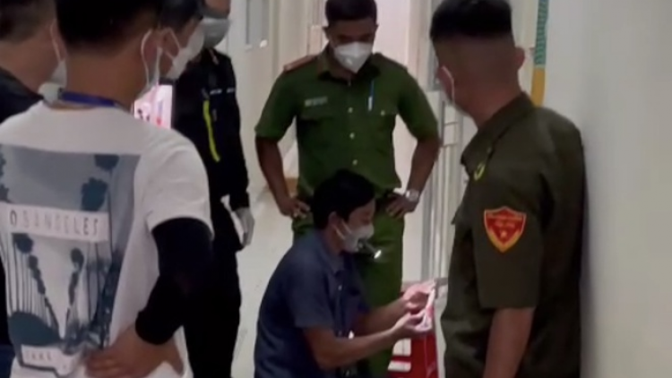 Bình Dương: Bí thư phường dẫn đoàn phá cửa, cưỡng chế người phụ nữ đi test COVID-19 nói gì? (29/9/2021)