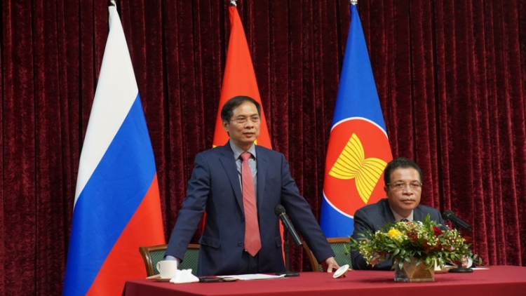 Bộ trưởng NG Bùi Thanh Sơn gặp đại diện cộng đồng người Việt Nam tại LB Nga (26/09/2021)