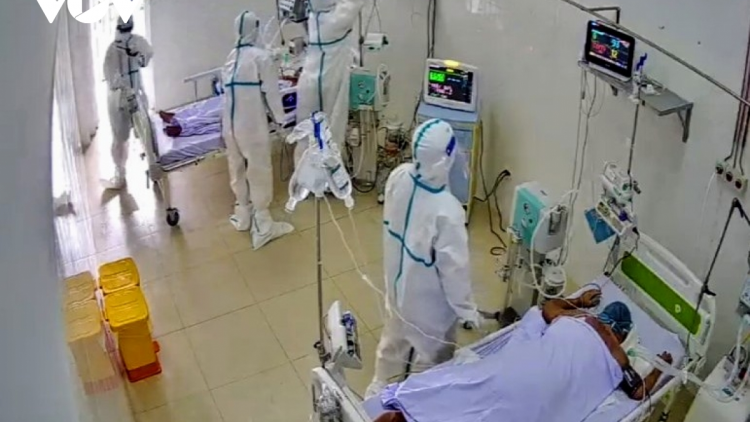 Hy sinh thầm lặng cao quí của những thầy thuốc F0 tại Đắc Lắc (01/01/2022)