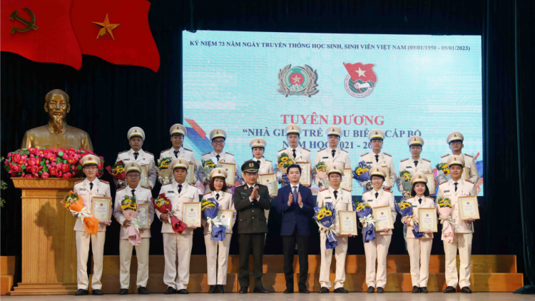 Bộ Công an tuyên dương “Nhà giáo trẻ tiêu biểu” và sinh viên 5 tốt (6/1/2023)