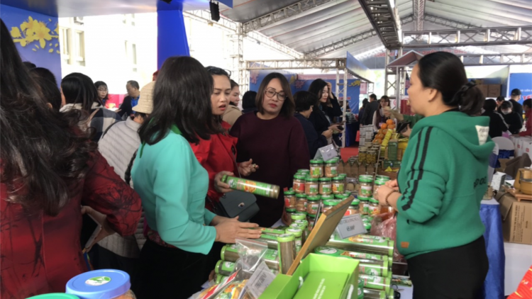 Chợ tết công đoàn Hà Nội: hàng nghìn người lao động được nhận phiếu mua hàng 0 đồng (9/1/2023)