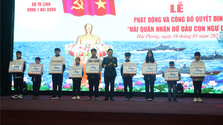 Quân chủng Hải quân triển khai hoạt động nhận đỡ đầu con ngư dân (10/01/2023)
