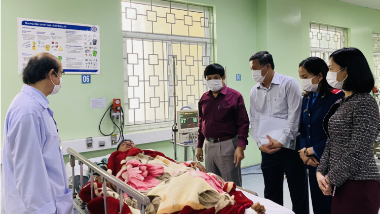 Quảng Ngãi: Hỗ trợ các nạn nhân bị thương trong vụ tai nạn trên đường tránh cao tốc (16/1/2023)
