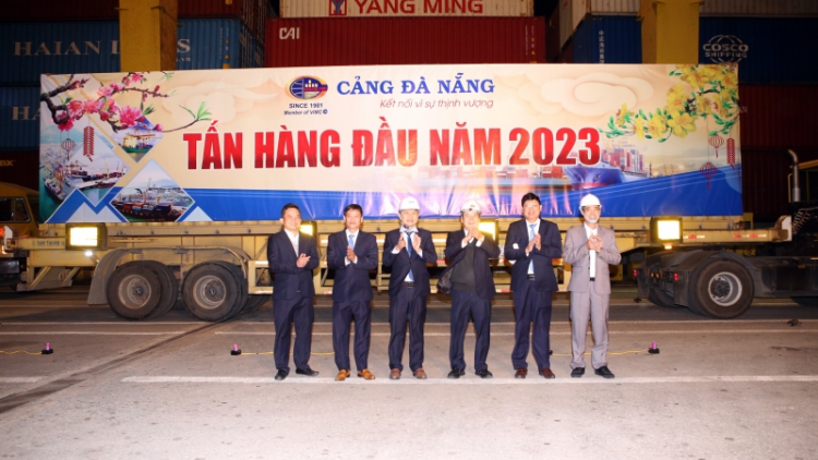 Cảng Đà Nẵng đón tấn hàng đầu năm 2023 (1/1/2023)