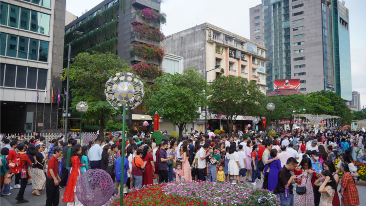 Hàng ngàn người đổ về trung tâm TP. HCM, chật kín đường hoa (22/1/2023)