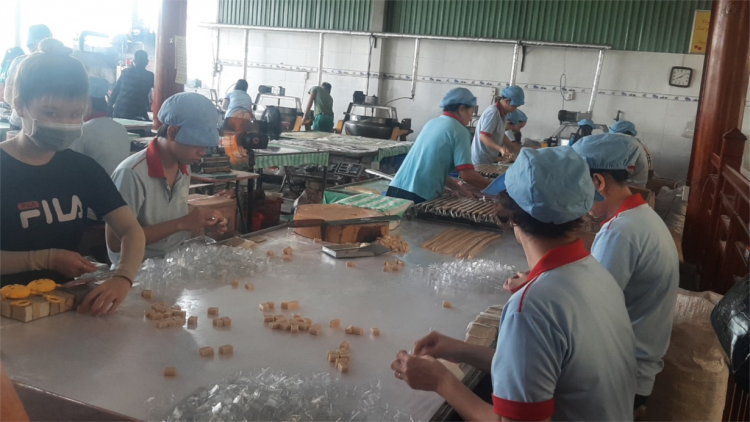 Bến Tre: Các mặt hàng kẹo dừa hút hàng, thu lãi khá (09/1/2023)