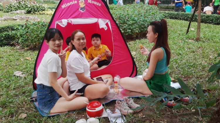 Tết Dương lịch,  các khu vui chơi, giải trí  ở  TP.HCM đông khách (1/1/2023)