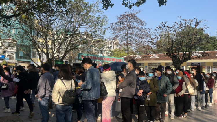 Đông đảo du khách thập phương và Hà Nội vào lăng viếng Bác ngày đầu năm mới 2023 (1/1/2023)