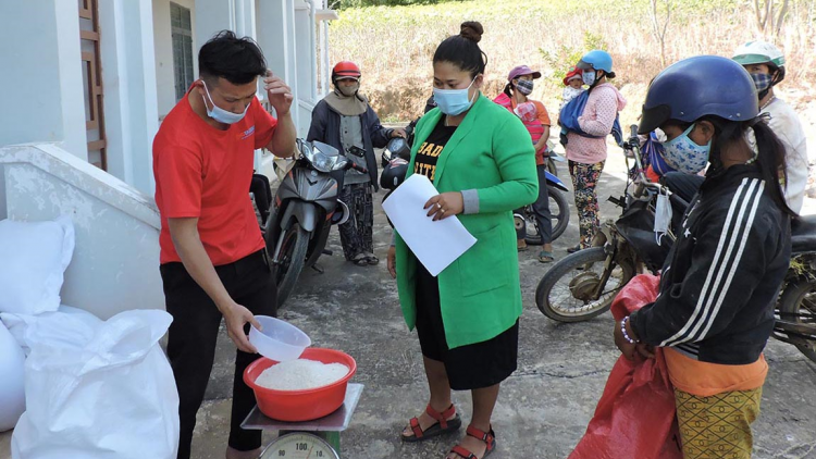 Kon Tum: Hỗ trợ hộ nghèo và cận nghèo ăn Tết (2/1/2023)