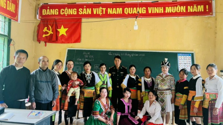 Huyện biên giới Sông Mã, tỉnh Sơn La, nơi bố, mẹ cùng con cái sánh vai nhau đi họ (19/1/2023)