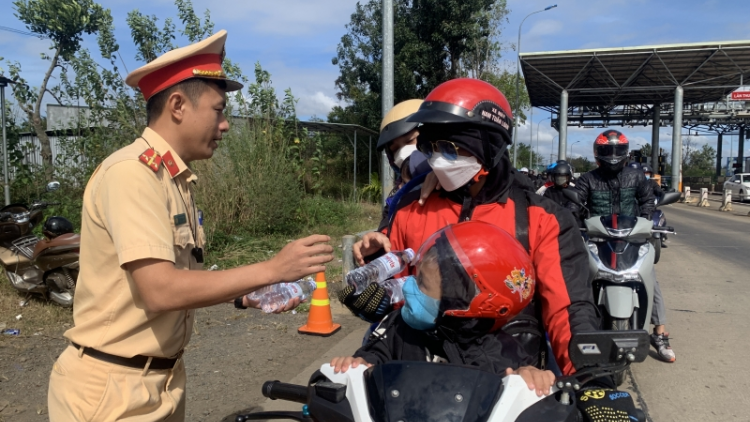 Ấm lòng Cảnh sát giao thông Đắk Nông phát nước uống, bánh mì giúp người đi đường (27/1/2023)