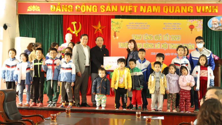 Hải Phòng: Tặng 1.000 suất quà Tết đến các gia đình chính sách, trẻ em mồ côi  (04/1/2023)