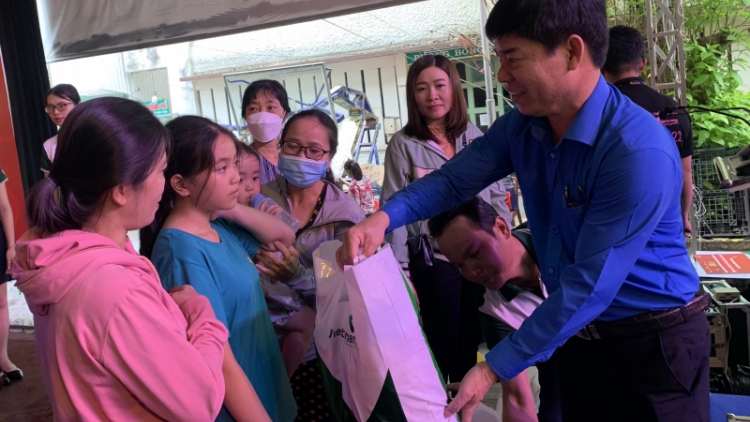 TP.HCM: Rộn ràng chuyến xe chở niềm vui về miền Trung sum họp (14/1/2023)