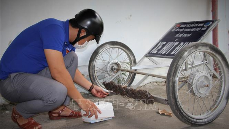 Bác tài Thanh Tùng cùng chiếc xe hút đinh hỗ trợ bà con (09/1/2023)