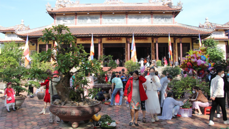 Đầu năm, người Huế rủ nhau đi lễ chùa (22/1/2023)