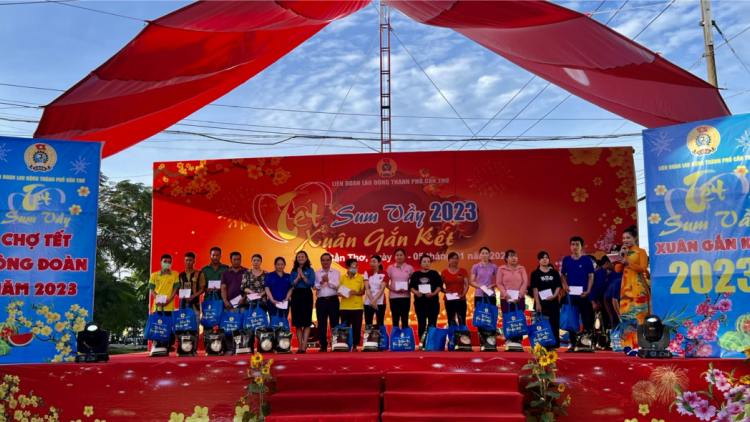 Cần Thơ: Người lao động nghèo xa quê ấm lòng với “Chợ Tết Công đoàn năm 2023” (4/1/2023)