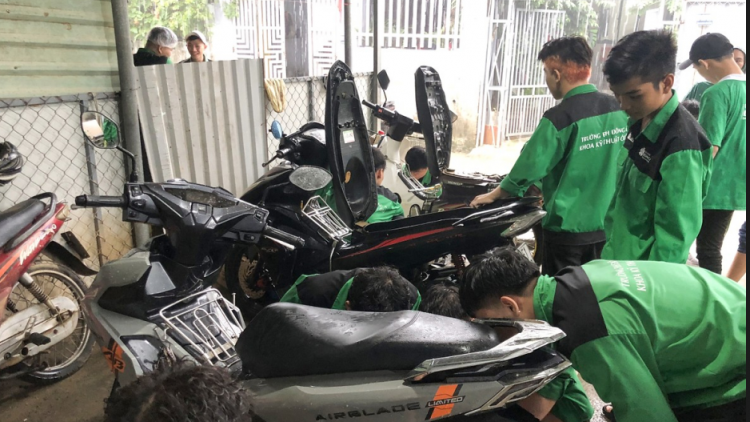 Sinh viên Đà Nẵng tình nguyện sửa xe miễn phí cho người dân vùng ngập lụt (19/10/2023)