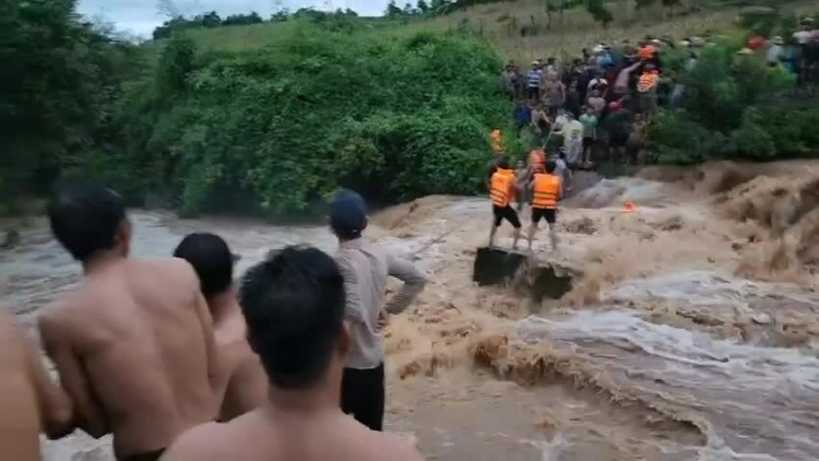 THỜI SỰ 21H30 ĐÊM 2/10/2023: Gia Lai giải cứu thành công 3 thiếu niên bị mắc kẹt giữa suối trong cơn lũ chiều nay.