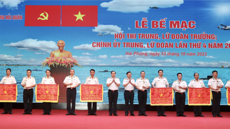 "Cán bộ, chỉ huy cấp Trung, Lữ đoàn là những người tiêu biểu, vững vàng về phẩm chất chính trị" (13/10/2023)