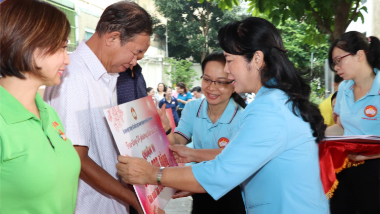 TP.HCM huy động thêm nguồn lực giúp người nghèo (24/10/2023)