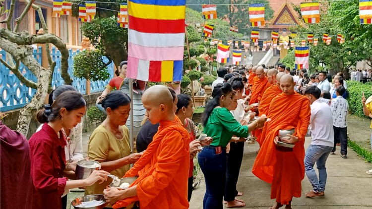 Nét mới trong lễ Sen đôn ta (cúng ông bà) của đồng bào Khmer ngày nay (14/10/2023)