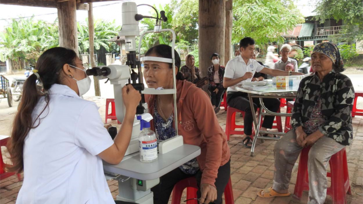 Kon Tum: Tích cực chữa trị bệnh về mắt cho bà con dân tộc thiểu số (18/10/2023)