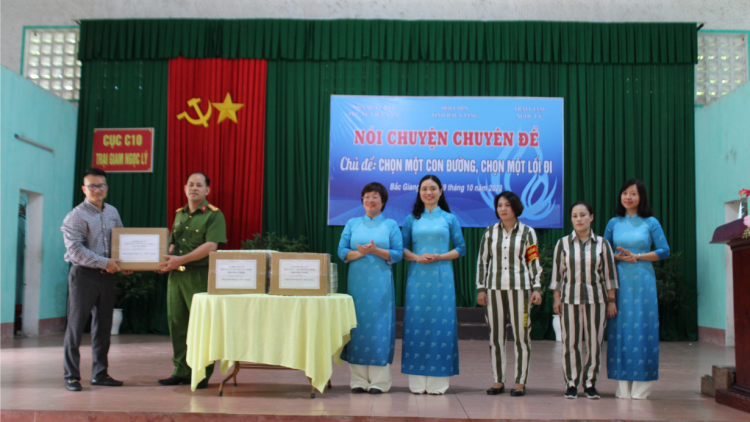 Tặng sách cho trại giam Ngọc Lý, Bắc Giang: Món quà đặc biệt cho các nữ phạm nhân ngày 20/10 (19/10/2023)