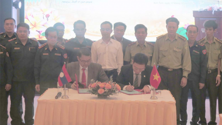 Tỉnh Kon Tum và Attapư (Lào) tăng cường phối hợp quản lý, bảo vệ rừng vùng giáp biên (17/10/2023)