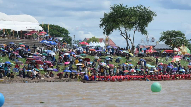 Lào sôi nổi lễ hội đua thuyền truyền thống trên sông Mekong (30/10/2023)