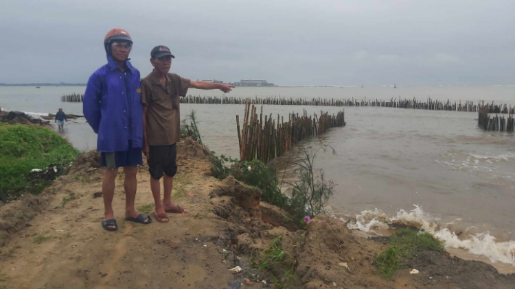 Quảng Nam, nhiều hộ dân ở vùng bị 
sạt lở nặng vẫn chưa di dời đến nơi an toàn (14/10/2023)