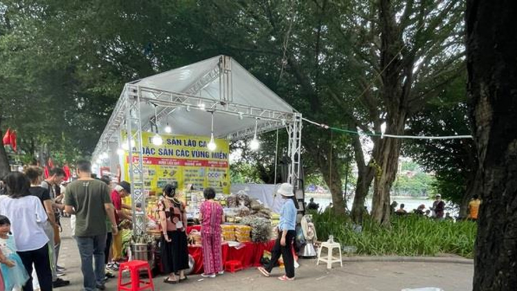 Hội chợ nở rộ, phá nát không gian hồ Hoàn Kiếm dịp cuối tuần (19/11/2023)