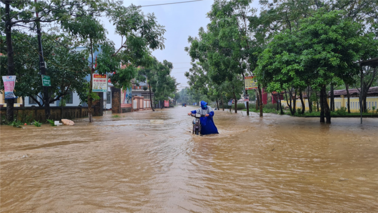 THỜI SỰ 21H30 ĐÊM 17/11/2023: Mưa lũ ở các tỉnh miền Trung gây ách tắc giao thông, nhiều khu dân cư bị cô lập, hàng nghìn học sinh phải nghỉ học.