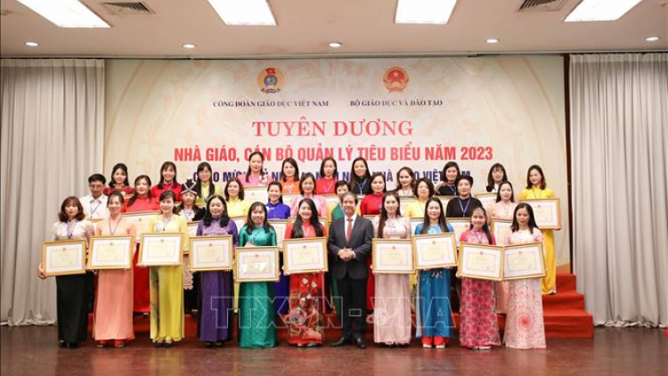 THỜI SỰ 18H CHIỀU 19/11/2023: Bộ GD-ĐT tuyên dương 200 nhà giáo, cán bộ quản lý tiêu biểu năm 2023.