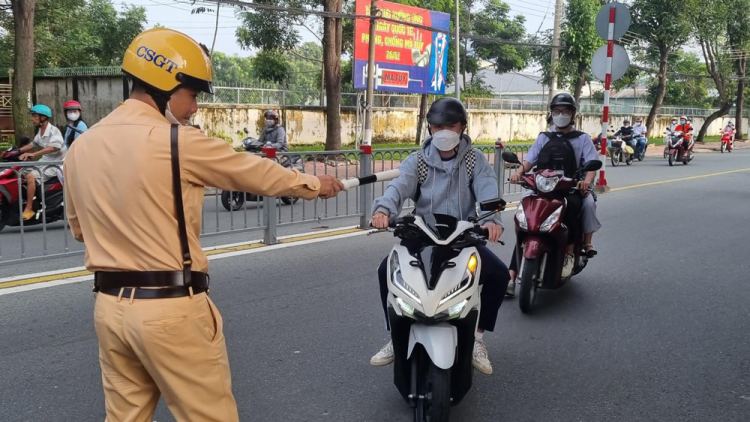 Sở GD-ĐT tỉnh Bình Dương nói về việc học sinh đi xe máy phân khối lớn đến trường (09/11/2023)
