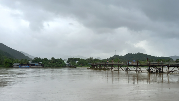 Cầu dài 300m bị trôi, nhiều người dân gặp khó khi qua sông Cái, Nha Trang (16/11/2023)